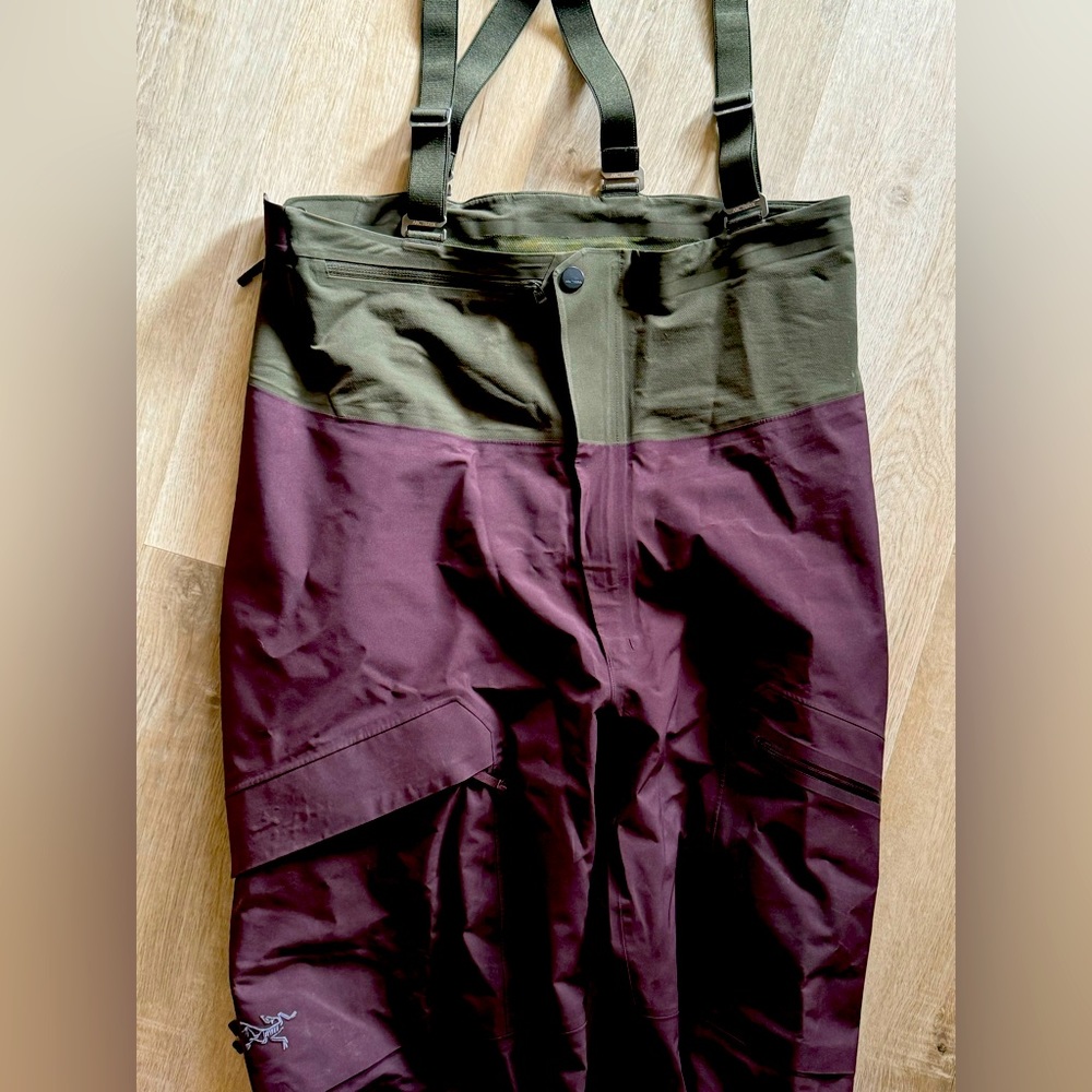 Arcteryx SENTINEL LT BIB PANT WOMEN'S SZ MEDIUM 
Retail: $525